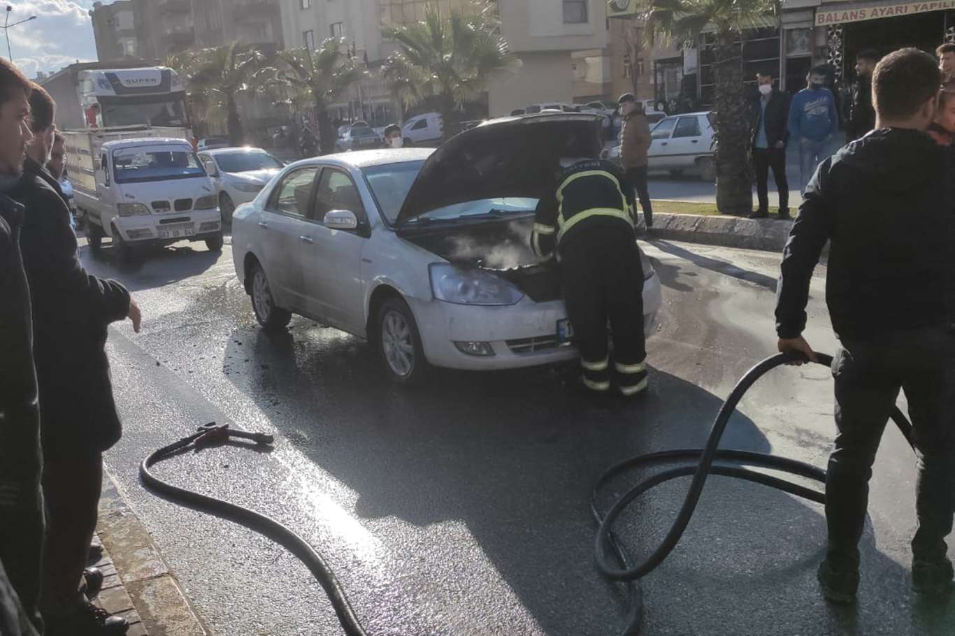 Kırmızı ışıkta bekleyen otomobil yandı